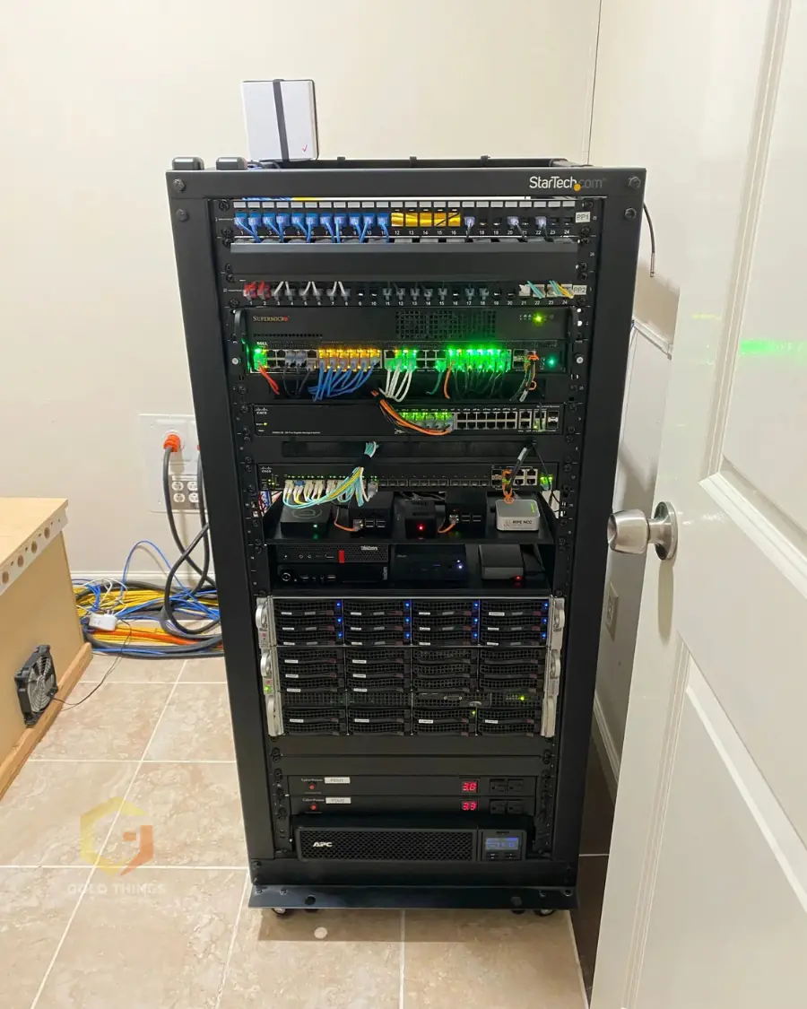 Armário de rede (rack) com switches, servidores e cablagem estruturada